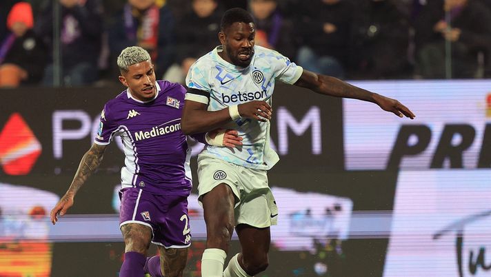 FLORENCE, ITALY - MARCH 22: Domilson Cordeiro dos Santos known as Dodo of ACF Fiorentina battles for the ball with Denzel Dumfries of FC Internazionale during the Serie A match between ACF Fiorentina and FC Internazionale at Artemio Franchi on March 22, 2026 in Florence, Italy. (Photo by Gabriele Maltinti/Getty Images) La Serie A pronta a salutare un altro big: Dumfries va al Real. Inter su Dodò? - immagine 1
