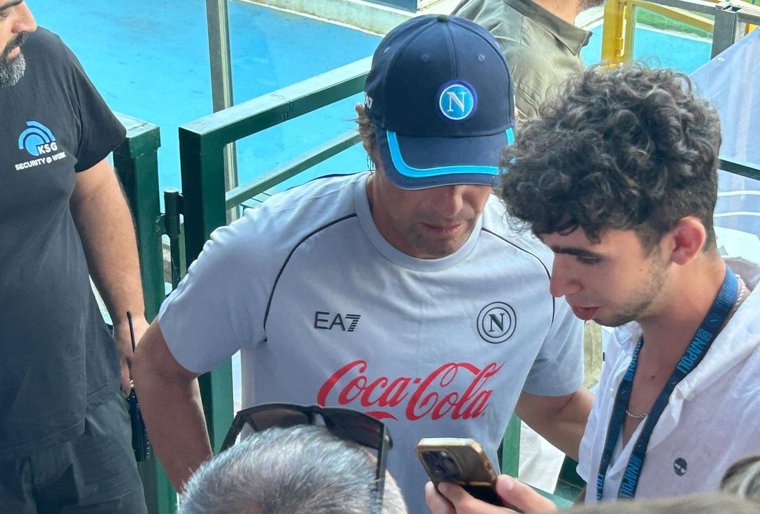 GALLERY Conte salta in tribuna tra il pubblico: selfie e scatti con i supporter - immagine 7