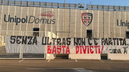 “Basta divieti!”, lo striscione degli ultras del Napoli all’Unipol Domus – FOTO