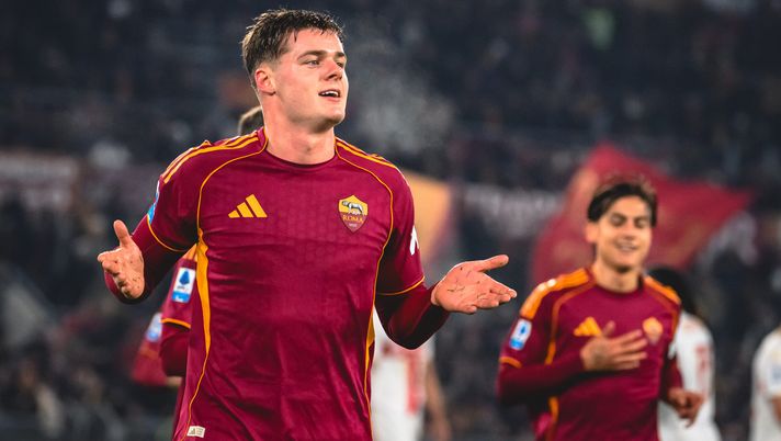ROME, ITALY - DECEMBER 29: Evan Ferguson of AS Roma celebrates after scored the third goal for his team during the Serie A match between AS Roma and Genoa CFC at Stadio Olimpico on December 29, 2025 in Rome, Italy. (Photo by Fabio Rossi/AS Roma via Getty Images) Ferguson, l’opzione Napoli è già sfumata? Svelata la volontà dell’attaccante - immagine 1