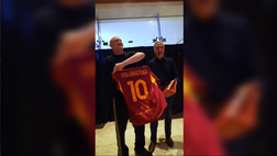 Paul Kalkbrenner sempre più romanista: il club gli regala la maglia dopo il concerto