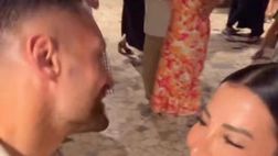 VIDEO / Serata romantica in balera, Enza balla con il suo D’Ambrosio: “Meglio con il pallone”
