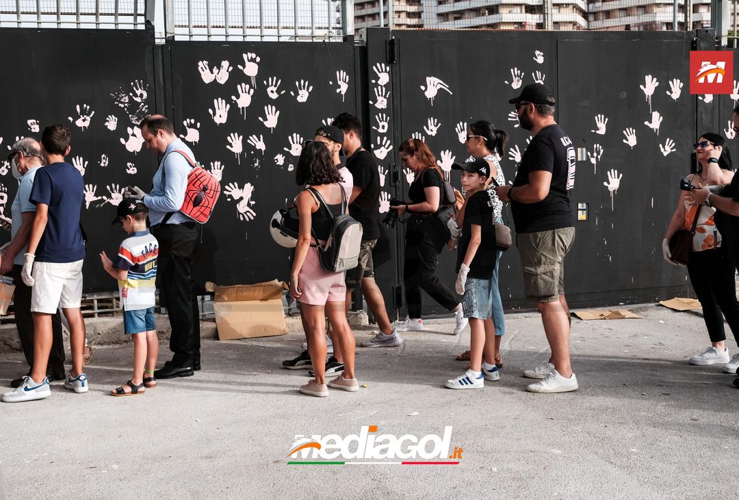 FOTO Palermo, le impronte rosa sul murales del ‘Renzo Barbera’ (Gallery) - immagine 55