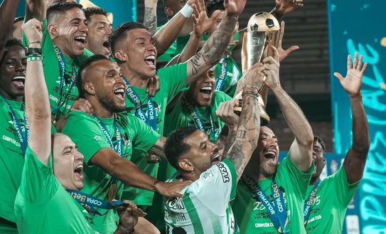David Ospina alza, da capitano, la seconda Copa Colombia consecutiva conquistata con l'Atletico Nacional (vs Independiente Medellin, 18 dicembre)