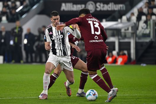 TURIN, ITALY - NOVEMBER 08: Dusan Vlahovic of Juventus battles for the ball with Guillermo Maripan of Torino during the Serie A match between Juventus FC and Torino FC at Juventus Stadium on November 08, 2025 in Turin, Italy. (Photo by Filippo Alfero - Juventus FC/Juventus FC via Getty Images)
