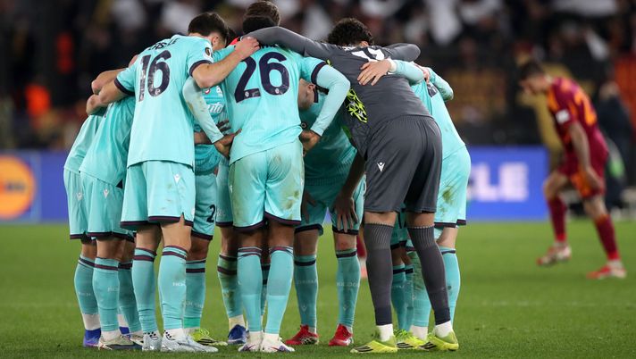 ROME, ITALY - MARCH 19: Players of Bologna form a huddle ahead of a period of extra-time during the UEFA Europa League 2025/26 Round of 16 Second Leg match between AS Roma and Bologna FC 1909 at Stadio Olimpico on March 19, 2026 in Rome, Italy. (Photo by Paolo Bruno/Getty Images) Cor Sport – Il Bologna si nutre di duelli - immagine 1