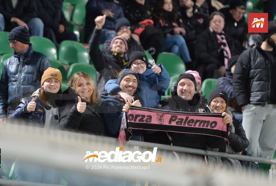 FOTOTIFO Palermo-Bari 3-0, gli scatti ai tifosi al “Renzo Barbera” (GALLERY) - immagine 18