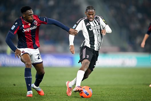Jonathan David in uno dei suoi duelli con Lucumì in Bologna-Juventus. (Photo by Daniele Badolato - Juventus FC/Juventus FC via Getty Images) Spalletti vince e convince, Italiano con la lingua per terra: Cabal risolve il match per la Champions- immagine 2