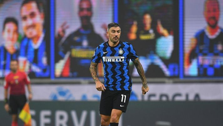 MILAN, ITALY - OCTOBER 31: Aleksandar Kolarov of FC Internazionale in action during the Serie A match between FC Internazionale and Parma Calcio at Stadio Giuseppe Meazza on October 31, 2020 in Milan, Italy. (Photo by Claudio Villa - Inter/Inter via Getty Images) Inter, tegola per Conte: anche Kolarov è positivo al Covid - immagine 1