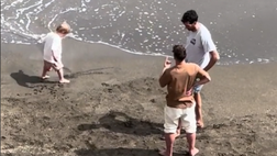 Mertens torna a Napoli, relax in spiaggia a Posillipo con la famiglia