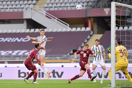 TURIN, ITALY - APRIL 03: Cristiano Ronaldo of Juventus heads the ball and Torino's goalkeeper Salvatore Sirigu saves the shot during the Serie A match between Torino FC and Juventus at Stadio Olimpico di Torino on April 03, 2021 in Turin, Italy. Sporting stadiums around Italy remain under strict restrictions due to the Coronavirus Pandemic as Government social distancing laws prohibit fans inside venues resulting in games being played behind closed doors. (Photo by Daniele Badolato - Juventus FC/Juventus FC via Getty Images) Toro, attento alla solita maledizione: il derby con beffa finale- immagine 2