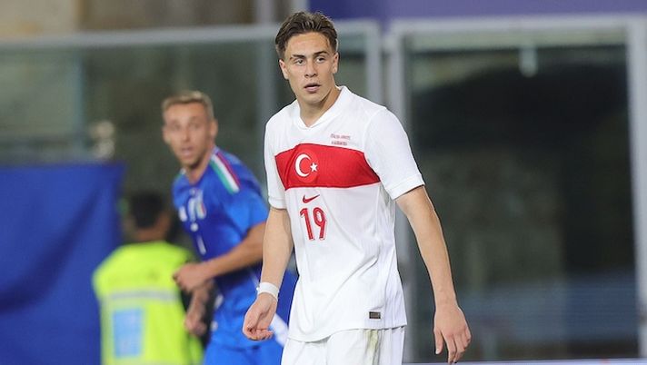 BOLOGNA, ITALY - JUNE 4: Kenan Yildiz of Turkiye in action during the international Friendly match between Italy and Turkiye at Renato Dall'Ara Stadium on June 4, 2024 in Bologna, Italy. (Photo by Gabriele Maltinti/Getty Images) Montella pazzo di Yildiz: “Avrà un gran futuro, da quando ha esordito con la Juve…” - immagine 1