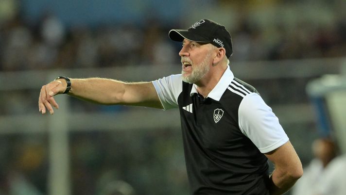 PESCARA, ITALY - AUGUST 03: Eric Roy head coach of Brest gestures during the Pre-season Frienldy match between Juventus FC and Brest at Stadio Adriatico Giovanni Cornacchia on August 03, 2024 in Pescara, Italy. (Photo by Giuseppe Bellini/Getty Images) Brest-Metz, scopri come vederla: lo streaming gratis live - immagine 1