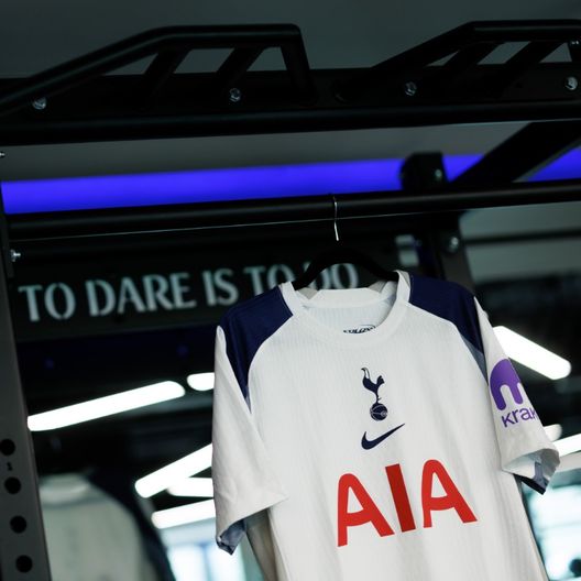 (Foto tratta da profilo X @SpursOfficial) tottenham-nuova-prima-maglia-kit-stemma-spurs-europa-league-premier-league