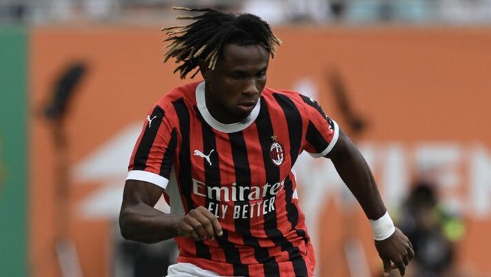 VIENNA, AUSTRIA - JULY 20: Samuel Chukwueze of AC Milan in action during the Pre-season Friendly match between SK Rapid Wien and AC Milan at Allianz Stadion on July 20, 2024 in Vienna, Austria. (Photo by Claudio Villa/AC Milan via Getty Images) Milan, nel pomeriggio controlli per Chukwueze. Le ultime su Calabria e Loftus-Cheek - immagine 1