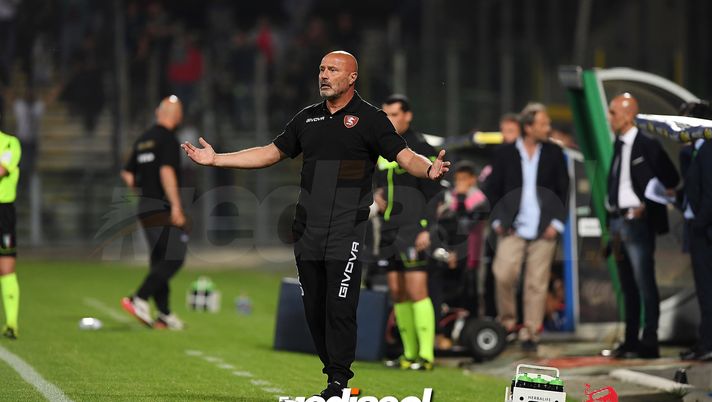 SALERNO, ITALY - MAY 18: Stefano Colantuono coach of US Salernitana gestures during the Serie B match between US Salernitana and US Citta di Palermo at on May 18, 2018 in Salerno, Italy. (Photo by Francesco Pecoraro/Getty Images) Salernitana Colantuono