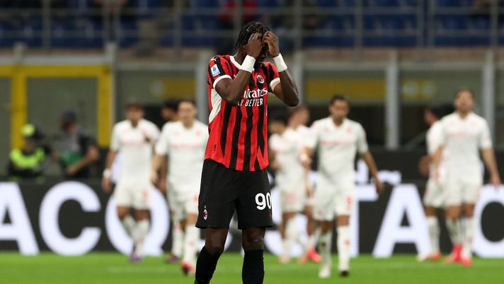 MILAN, ITALY - APRIL 05: Tammy Abraham of AC Milan looks dejected after Malick Thiaw (not pictured) concedes an own goal, resulting in the first goal for Fiorentina, during the Serie A match between AC Milan and Fiorentina at Stadio Giuseppe Meazza on April 05, 2025 in Milan, Italy. (Photo by Marco Luzzani/Getty Images) Orlando: “Milan, per il prossimo anno c’è questo rischio…” - immagine 1