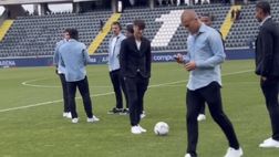 Il Napoli è al Castellani: i calciatori testano il terreno di gioco prima del match