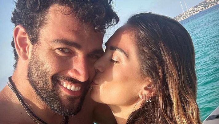 Berrettini ritrova il sorriso insieme alla sua Melissa: scatti felici in Costa Smeralda  Berrettini ritrova il sorriso insieme alla sua Melissa: scatti felici in Costa Smeralda - immagine 1