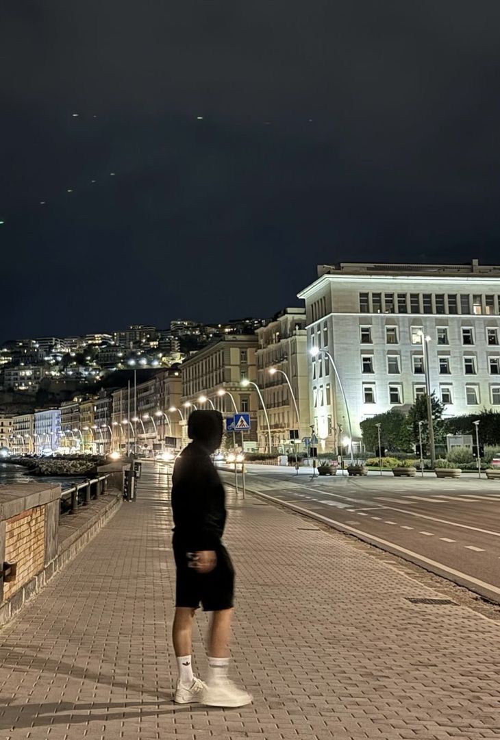 GALLERY Kvara si gode Napoli: giornata con gli amici in giro per la città- immagine 1