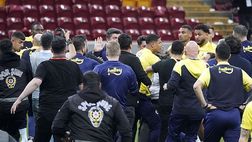 Derby di Istanbul e direttore dello stadio picchiato: quelli del Fenerbahce “Ci ha provocati”