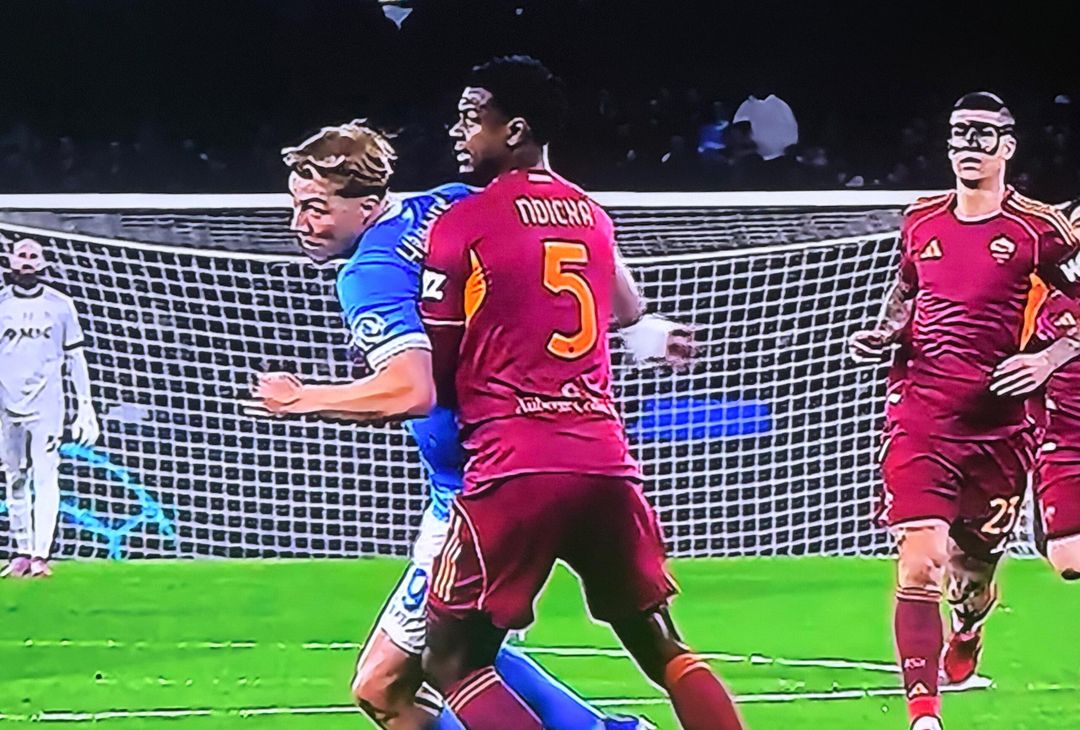 Ndicka abbraccia Hojlund in ripartenza: ma per Colombo non è fallo – LE FOTO- immagine 1