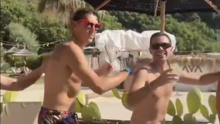 Gollini, polemiche a Napoli: ‘trenino’ con gli azzurri che festeggiano lo scudetto Gollini, polemiche a Napoli: ‘trenino’ con gli azzurri che festeggiano lo scudetto - immagine 1