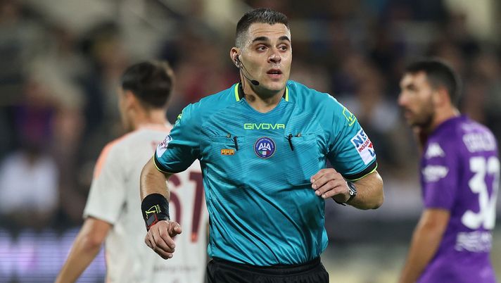 FLORENCE, ITALY - OCTOBER 27: Simone Sozza referee looks on during the Serie A match between Fiorentina and AS Roma at Stadio Artemio Franchi on October 27, 2024 in Florence, Italy. (Photo by Gabriele Maltinti/Getty Images) Sozza arbitra Inter-Fiorentina: le caratteristiche del fischietto milanese - immagine 1
