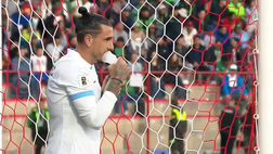 Uruguay, Gimenez costretto ad inalare ossigeno in campo contro la Bolivia