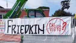 Roma-Bologna, nuovo striscione fuori dall’Olimpico: “Friedkin, chi l’ha visto?”