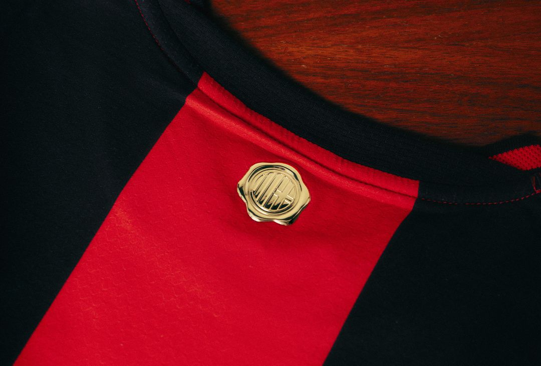 Nuova prima maglia AC Milan 2026-2027 PUMA (Fonte Milan) Nuova prima maglia AC Milan 2026-2027 PUMA (Fonte Milan)