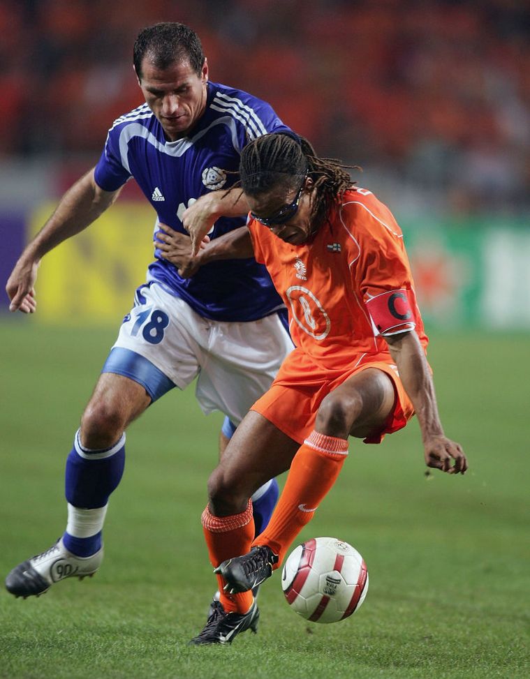Amsterdam, Olanda - 13 ottobre 2004: Edgar Davids dell'Olanda e Shefki Kuqi della Finalndia. (Foto di Ben Radford/Getty Images) Finlandia-Olanda, statistiche e precedenti tra le due Nazionali- immagine 3