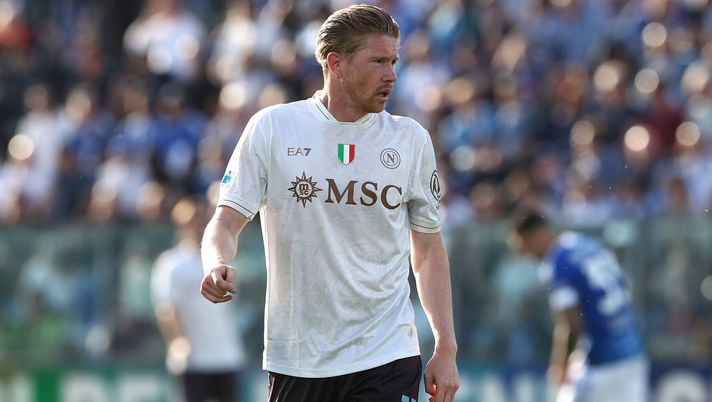 COMO, ITALY - MAY 02: Kevin De Bruyne of SSC Napoli looks on during the Serie A match between Como 1907 and SSC Napoli at Giuseppe Sinigaglia Stadium on May 02, 2026 in Como, Italy. (Photo by Marco Luzzani/Getty Images) De Bruyne, futuro ancora al Napoli? La decisione è stata già presa – Il Roma - immagine 1