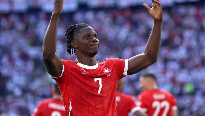 DUSSELDORF, GERMANY - JULY 06: Breel Embolo of Switzerland celebrates scoring his team's first goal during the UEFA EURO 2024 quarter-final match between England and Switzerland at Düsseldorf Arena on July 06, 2024 in Dusseldorf, Germany. (Photo by Dean Mouhtaropoulos/Getty Images) Dovbyk-Milan: operazione possibile anche senza Gimenez. Occhi su Embolo - immagine 1