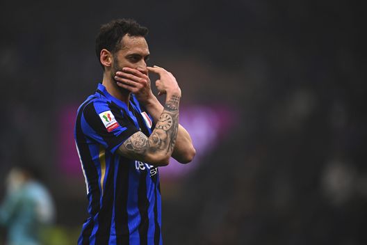 Hakan Calhanoglu del FC Internazionale esulta dopo aver segnato il secondo gol della sua squadra durante la partita dei Quarti di Finale di Coppa Italia. (Foto di Mattia Ozbot - Inter/Inter via Getty Images) Calhanoglu Fenerbahce