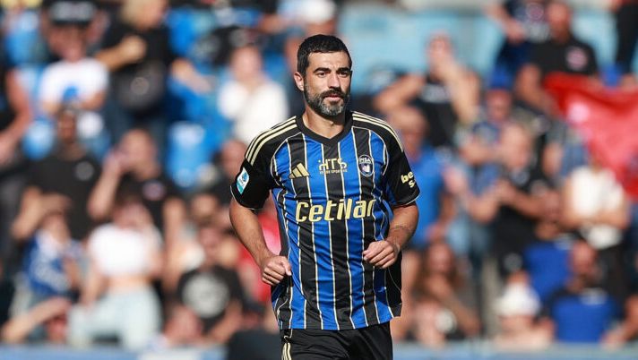 PISA, ITALY - OCTOBER 18: Raul Albiol of Pisa Sporting Club in action during the Serie A match between Pisa SC and Hellas Verona FC at Arena Garibaldi on October 18, 2025 in Pisa, Italy. (Photo by Gabriele Maltinti/Getty Images) Pisa, da Albiol e Angori a Tramoni e Moreo: dubbi e prove di formazione anti-Inter - immagine 1
