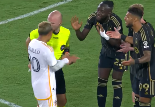 Los Angeles Galaxy vs Los Angeles FC (Screenshot) Los Angeles Galaxy-LAFC, derby nella notte della MLS: ospiti favoriti a 2.05- immagine 3