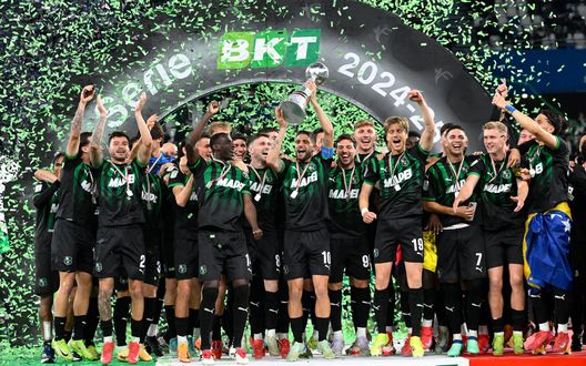 Il Sassuolo, durante la premiazione che ha regalato la recente promozione in Serie A. Sassuolo, Grosso sorride al primo test estivo: Real Vicenza ko 5-0- immagine 3