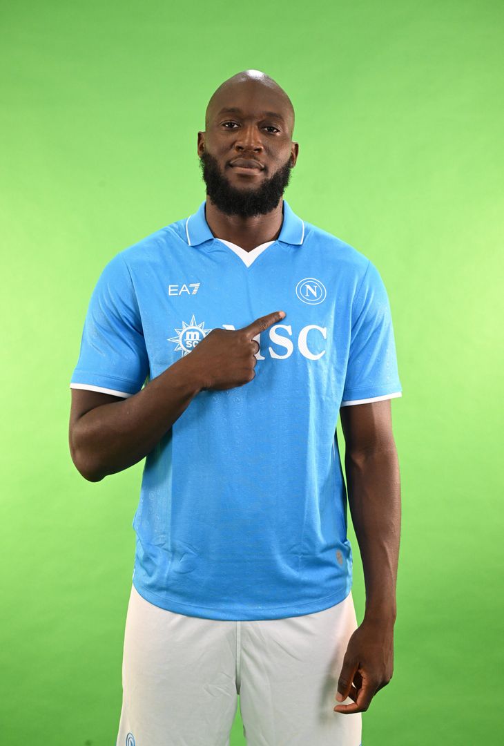 GALLERY Lukaku posa con la divisa del Napoli: gli scatti con la maglia azzurra e bianca - immagine 23