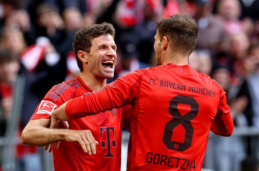 Monaco, Germania - 26 aprile 2025: Thomas Müller e Leon Goretzka dopo la vittoria contro il Mainz. (Foto di Alexander Hassenstein/Getty Images) Thomas Müller parla del futuro: “MLS interessante in ottica Mondiale”- immagine 2