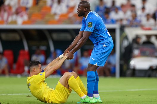 L'attaccante portoghese #07 del Nassr Cristiano Ronaldo viene aiutato dal difensore senegalese #03 dell'Hilal Kalidou Koulibaly durante la finale della Coppa del Re tra Al-Nassr e Al-Hilal allo stadio King Abdullah Sport City di Jeddah il 31 maggio 2024 Pioli e CR7 contro Jesus e Koulibaly: domani alle 20, il Derby di Riyadh fra Al Hilal e Al Nassr- immagine 3