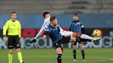 BERGAMO, ITALY - DECEMBER 09: Teun Koopmeiners of Atalanta BC battles for possession with Tijjani Reijnders of AC Milan during the Serie A TIM match between Atalanta BC and AC Milan at Gewiss Stadium on December 09, 2023 in Bergamo, Italy. (Photo by Emilio Andreoli/Getty Images)