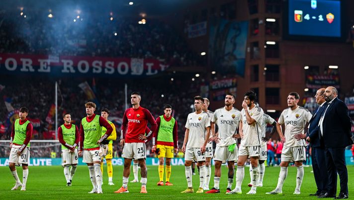 Genoa-Roma, tifosi infuriati: squadra sotto il settore ospiti. Parte la contestazione - immagine 1