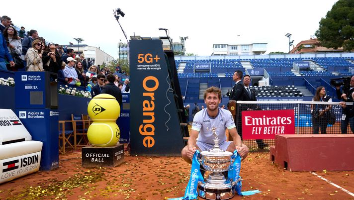 BARCELONA, SPAIN - APRIL 21: Casper Ruud of Norway poses with the trophy after his victory against Stefanos Tsitsipas of Greece in their final match during day seven of the Barcelona Open Banc Sabadell at Real Club De Tenis Barcelona on April 21, 2024 in Barcelona, Spain. (Photo by Alex Caparros/Getty Images) A Barcellona brilla la stella di Casper Ruud. Finalmente - immagine 1