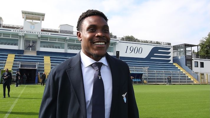 ROME, ITALY - OCTOBER 22: Fisayo Dele-Bashiru of SS Lazio looks on during the SS Lazio Official team photo at Formello sport center on October 22, 2025 in Rome, Italy. (Photo by Paolo Bruno/Getty Images) UFFICIALE – Lazio, inserito in lista Serie A Dele-Bashiru: ecco chi è stato tolto - immagine 1