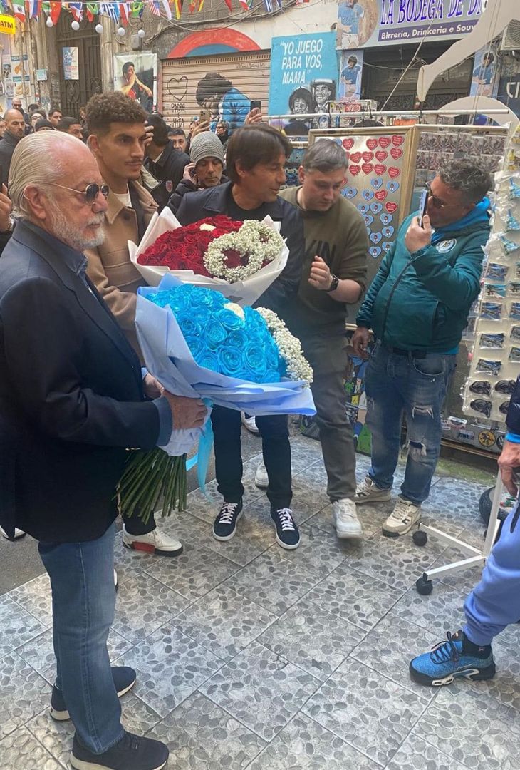 GALLERY L’omaggio a Maradona: Conte, ADL e Di Lorenzo fanno visita al murale - immagine 5