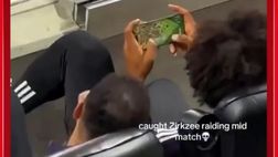 Zirkzee, ma che fai? Gioca con lo smartphone durante la partita | VIDEO