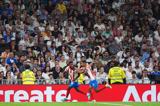MADRID, SPAGNA - 10 APRILE: Thomas Lemar del Girona FC festeggia il primo gol della sua squadra durante la partita di LaLiga EA Sports tra Real Madrid CF e Girona FC allo stadio Santiago Bernabeu il 10 aprile 2026 a Madrid, Spagna. (Foto di Angel Martinez/Getty Images) Girona, Lemar dopo il gol al Bernabéu: “Sono stati anni difficili”- immagine 2