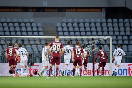 TURIN, ITALY - APRIL 03: Juventus' goalkeeper Wojciech Szczesny saves the ball during the Serie A match between Torino FC and Juventus at Stadio Olimpico di Torino on April 03, 2021 in Turin, Italy. Sporting stadiums around Italy remain under strict restrictions due to the Coronavirus Pandemic as Government social distancing laws prohibit fans inside venues resulting in games being played behind closed doors. (Photo by Daniele Badolato - Juventus FC/Juventus FC via Getty Images) Toro, la Juventus è fragile a metà campo: ai granata il compito di approfittarne- immagine 2