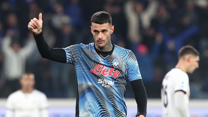 BERGAMO, ITALY - DECEMBER 13: Gianluca Scamacca of Atalanta BC celebrates after scoring their team's second goal during the Serie A match between Atalanta BC and Cagliari Calcio at New Balance Arena on December 13, 2025 in Bergamo, Italy. (Photo by Marco Luzzani/Getty Images) Chi sale dopo l’ultima giornata al fanta: da Vlasic e Bartesaghi a Stulic e Scamacca, ecco otto nomi- immagine 1